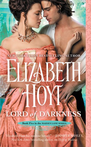 Elizabeth Hoyt: Lord of Darkness (2013, Grand Central Publishing)