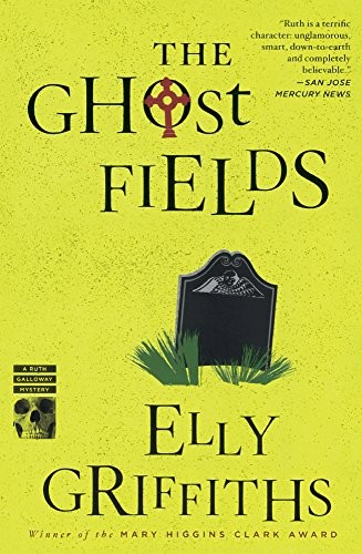 Elly Griffiths: The Ghost Fields (Hardcover, 2015, Turtleback Books)