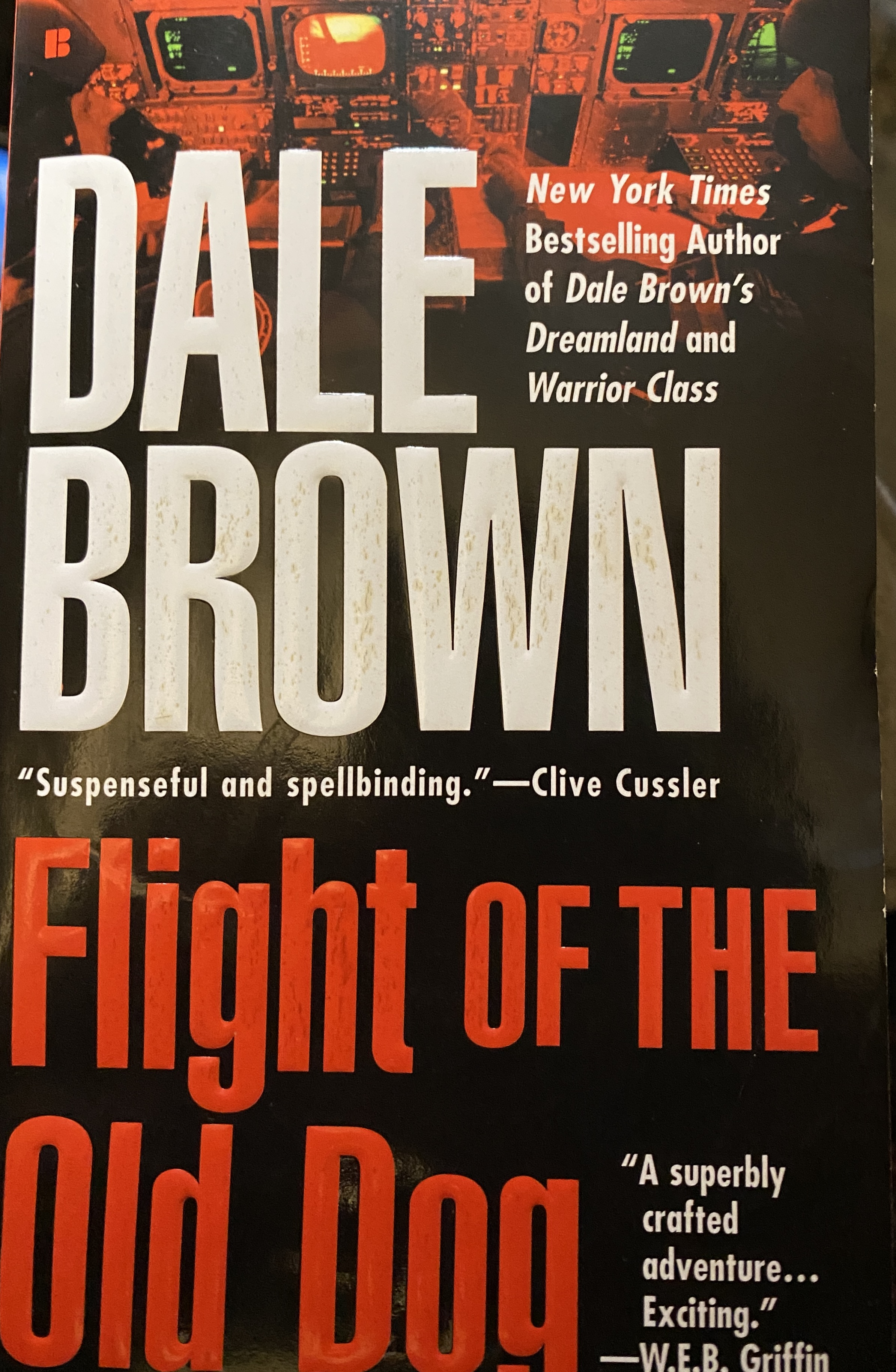 Dale Brown: Flight of the Old Dog (Paperback, 1988, Donald I Fine inc)