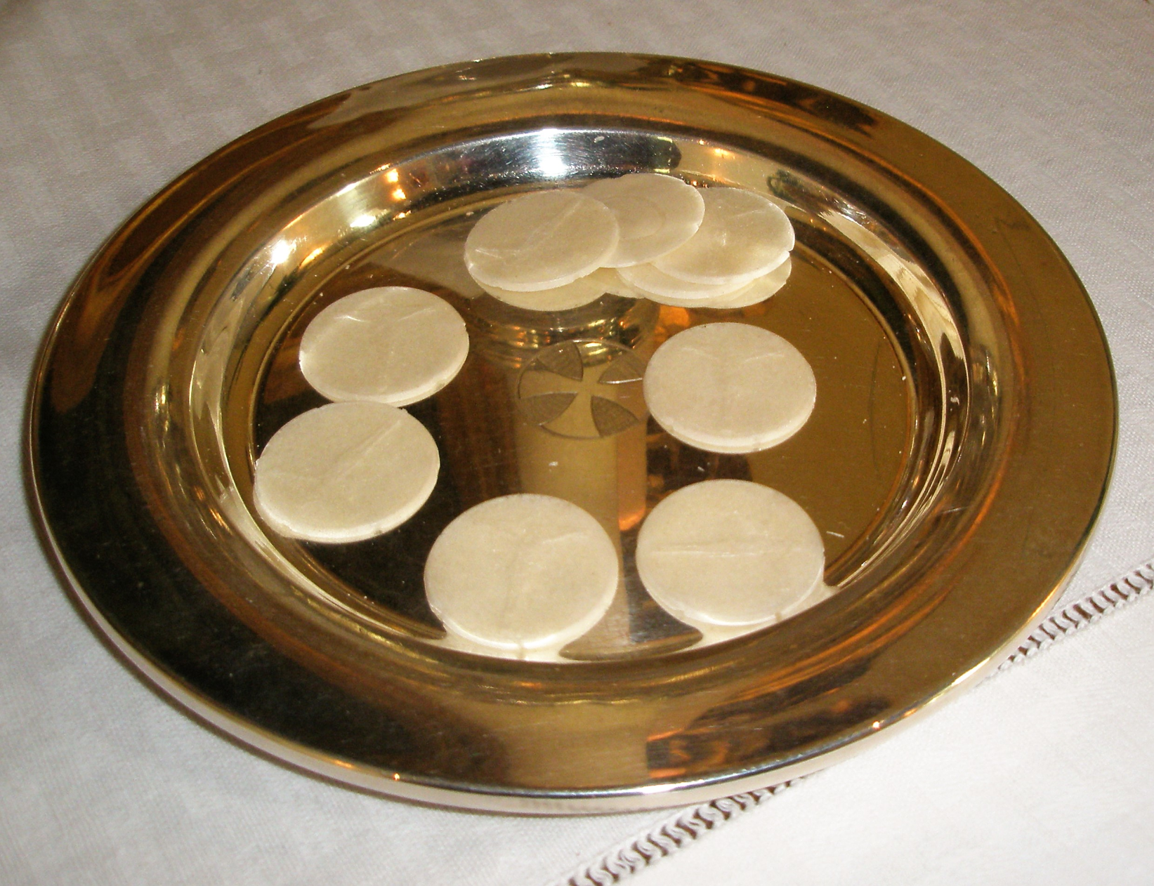 A plate with about a dozen pieces of altar bread.

Image source: https://commons.wikimedia.org/wiki/File:Oblater_Alterbr%C3%B8d_3.jpg