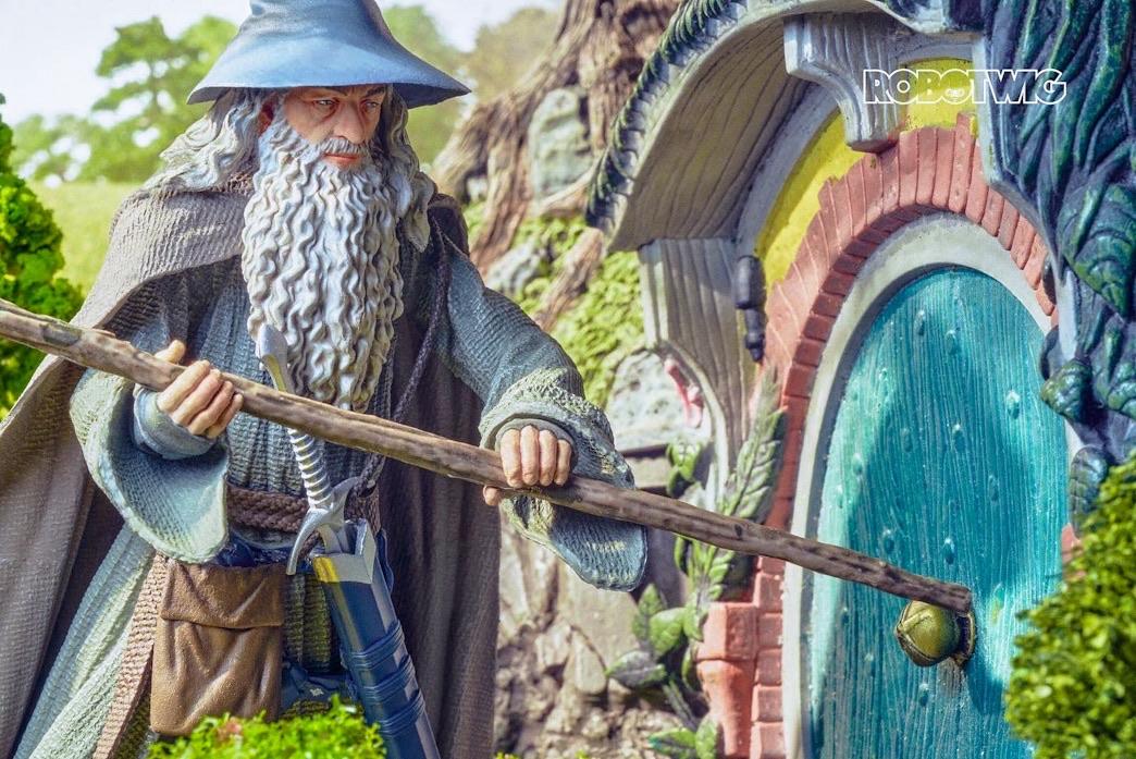 Gandalf knocks on Bilbos door using his staff