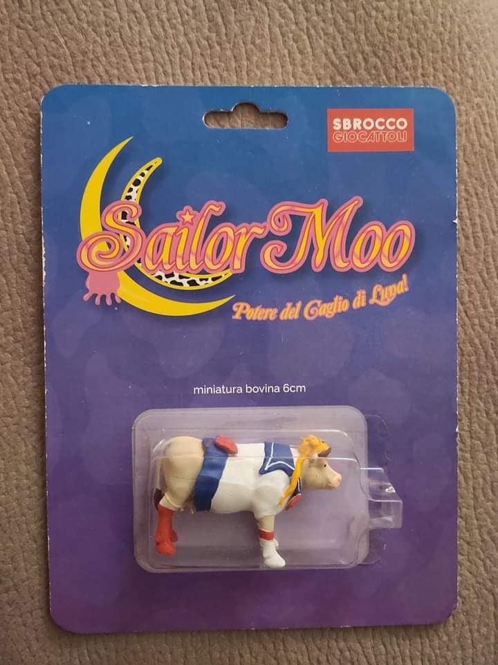 Packaging for a toy called "Sailor Moo" Potere del Caglio di Luna!
minaturea bovina 6cm
The toy looks like a cow dressed as Sailor Moon.