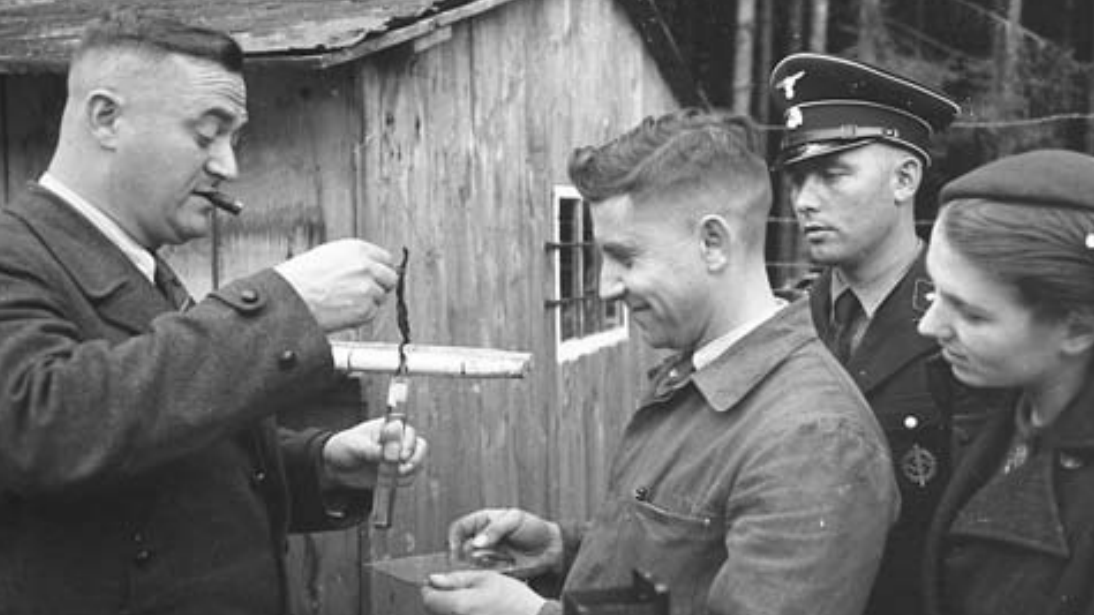 Prof. Dr. Gustav Riek (links) bei der durch die Forschungsgemeinschaft Deutsches Ahnenerbe veranlassten Grabungen am Hohmichele (1936/37). Foto: Siegfried Langwasser. (C) Familie Langwasser, mit freundlicher Genehmigung zur Verfügung gestellt.